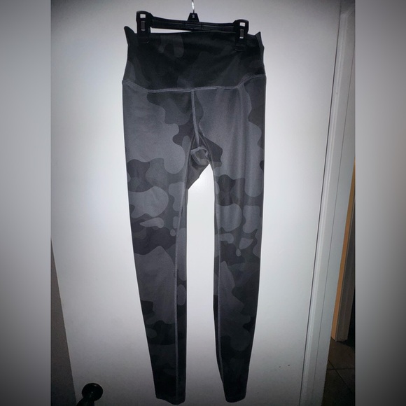 ALO Yoga Pants - ALO leggings camo print